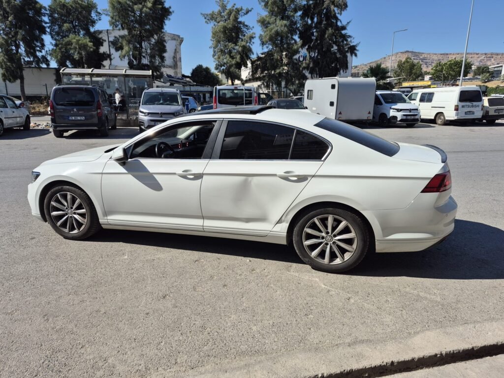 Volkswagen Passat Boyasız Göçük Düzeltme İşlemi - Öncesi